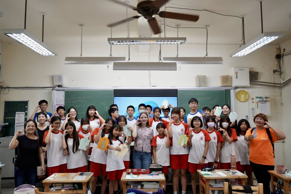 金車文教基金會自2023年起，攜手臺灣國際青年文化交流協會(ICYE Taiwan)，推動「飛颺國際志工支持計畫」，支持外籍青年志工深入臺灣中小學校園，協助雙語教學並促進多元文化交流。（金車文教基金會提供）
