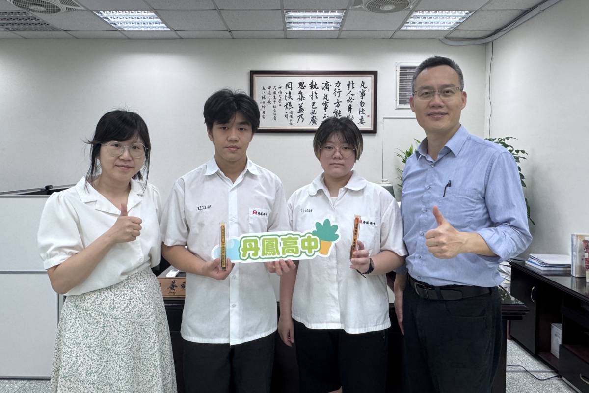 丹鳳高中彭慈雯(右2)錄取國立政治大學繁星招生