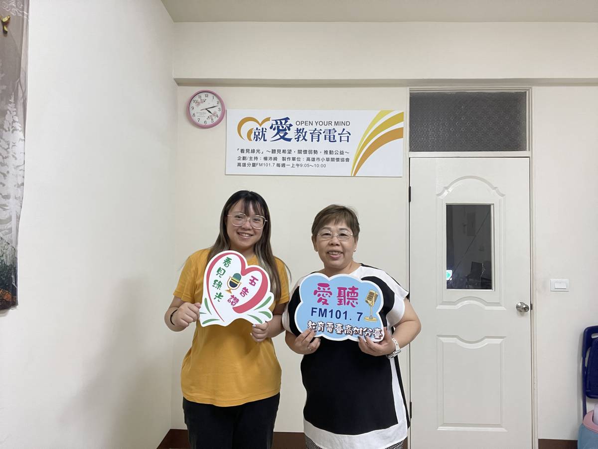 教保員張競文(左)