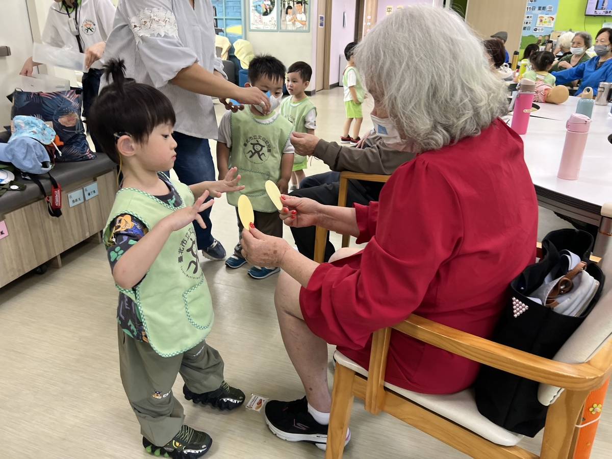 臺北市立文山幼兒園幼兒透過不同的遊戲，讓幼兒與長者對話，連結代間感情