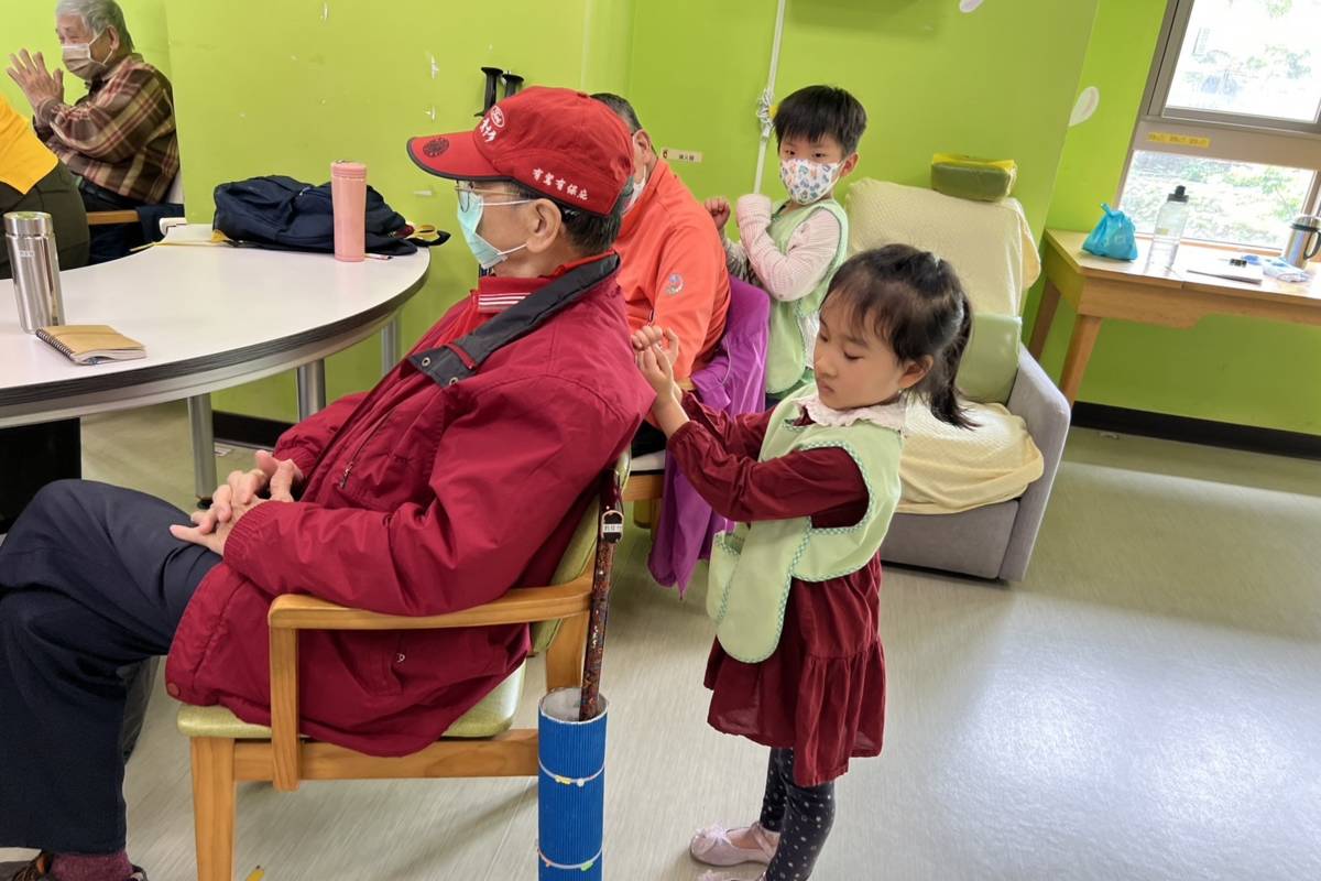 臺北市立文山幼兒園幼兒和長者暖心互動，促進跨世代情感連結