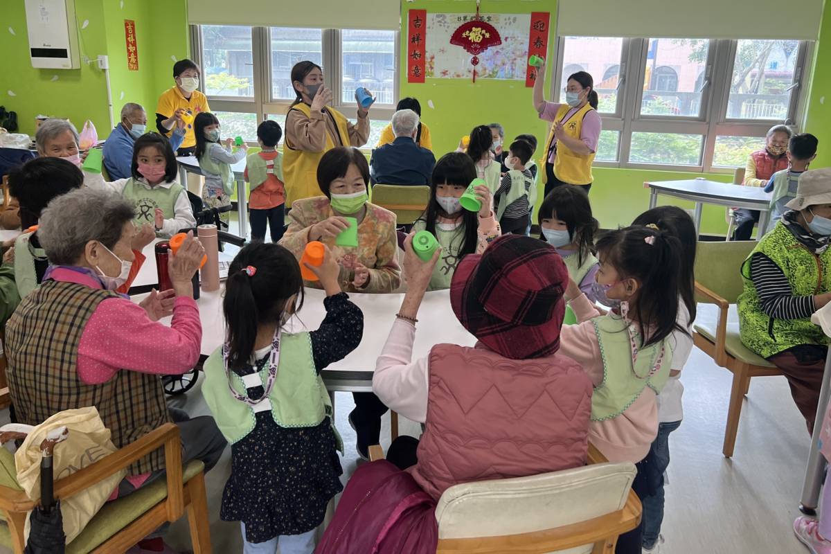 臺北市立文山幼兒園幼兒與長者用小口訣玩疊杯遊戲，讓長輩的抓握更敏捷 