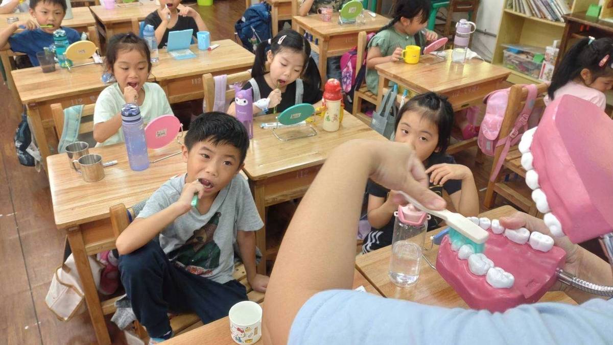 112學年度「健康促進學校輔導計畫前後測成效評價成果報告評選」-優良-新北市新店區雙峰國民小學-學生認真學習貝氏刷牙法

112學年度獲得健康促進學校輔導計畫前後測成效評價成果報告評選優良的新北市新店區雙峰國小，曾因口腔健康數據不佳，成為輔導學校，藉由引進專家與課程介入，再加上師生的共同努力，將科技與資訊帶入課程，在短時間內明顯改善，甚至成為優良學校!學校更鼓勵學生多到戶外活動，讓孩子遠望綠意、舒緩視力疲勞，體能方面也透過舉辦各種運動，讓學生養成習慣，多次在田徑比賽中獲獎!學校也十分重視心理健康與生命教育，打造友善校園，更獲得教育部卓越學校肯定!學校相信，健康促進沒有終點，會持續陪伴每一位孩子健康成長!

採訪：新北市新店區雙峰國小王耀德校長、李翎兆學務主任、鍾育儒護理師、
      五年乙班班生吳以晨、黃辰熹
