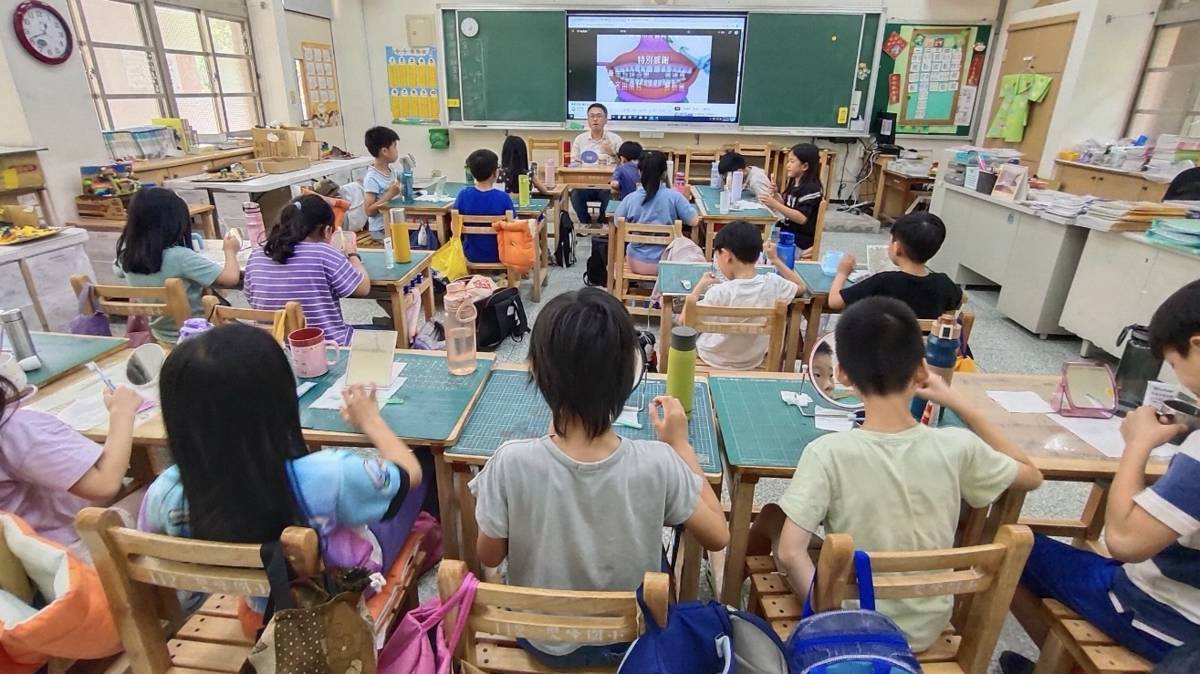 112學年度「健康促進學校輔導計畫前後測成效評價成果報告評選」-優良-新北市新店區雙峰國民小學-校長入班宣導潔牙