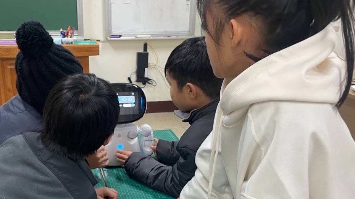 112學年度「健康促進學校輔導計畫前後測成效評價成果報告評選」-優良-新北市新店區雙峰國民小學-學生依序與凱比機器人互動