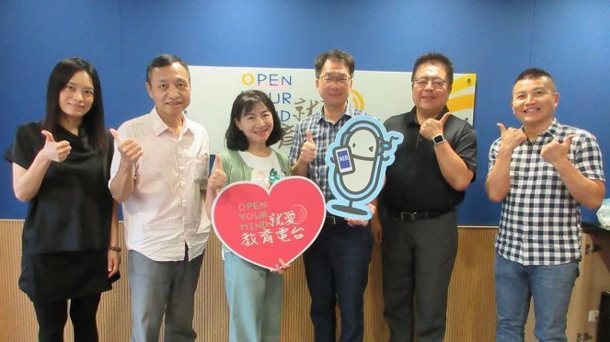 左起：節目主持人（臺中市北區太平國民小學陳奕蓁主任、臺中市烏日區九德國民小學退休教師馮寬德（趙翔））來賓（英語教育資源中心召集人彭瑞洵校長、英語教育資源中心副召集人林筆藝校長、英語教育資源中心副召集人張倉漢校長）教育電台常罡。
