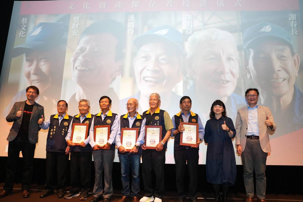 屏東縣副縣長黃國榮（左）、東隆宮董事長潘慶士(左二)、文化部政務次長李靜慧（右二)於首映