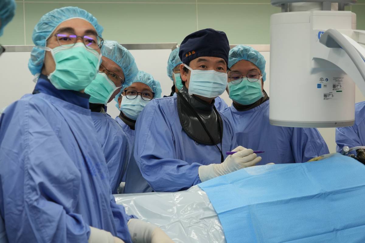 醫師們透過模擬手術傳承經驗精進技術