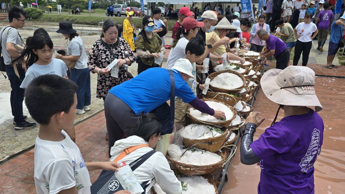 參與民眾將鹽裝回家