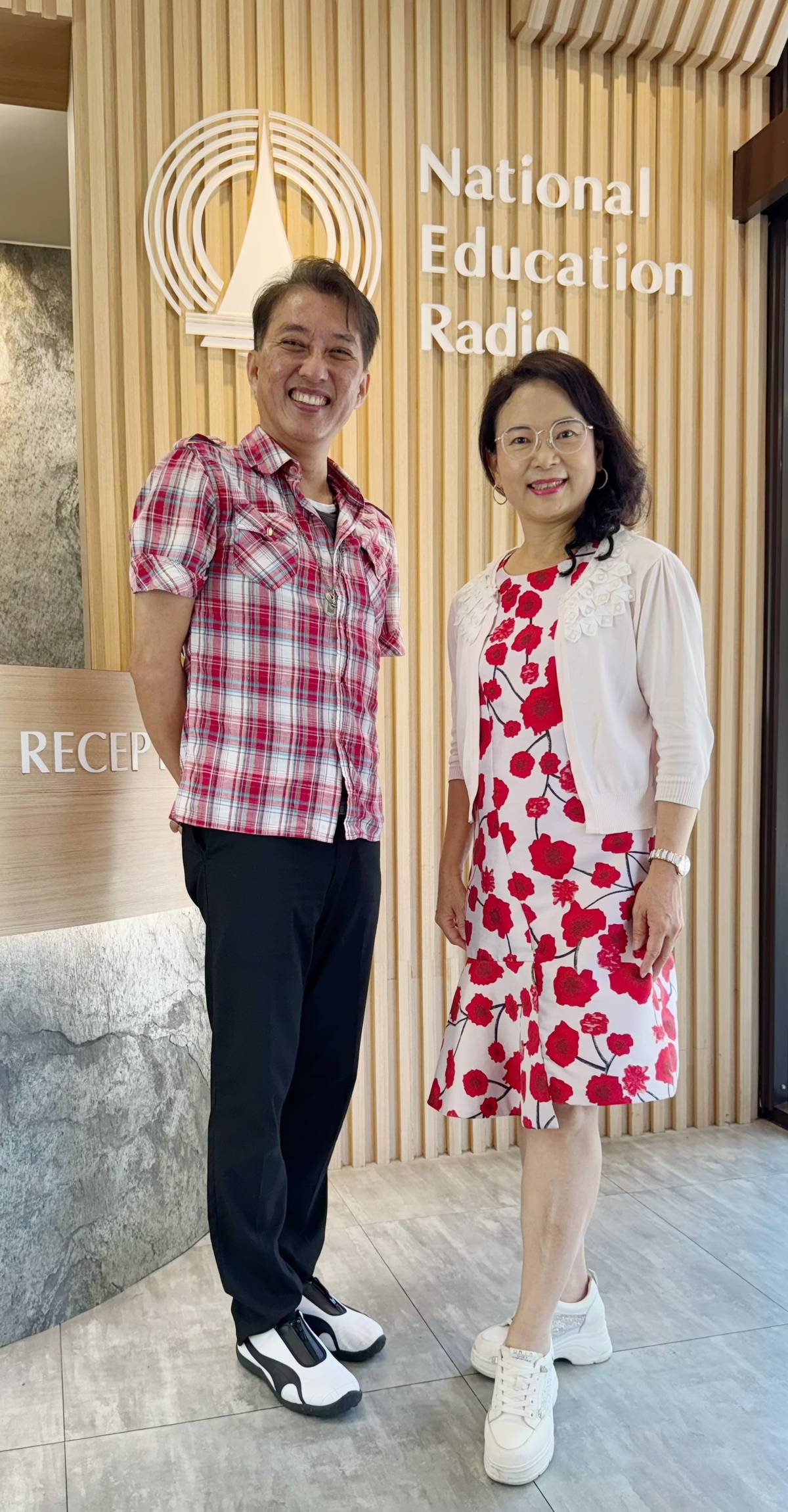 主持人香香和名金曲製作人欒克勇老師合照
