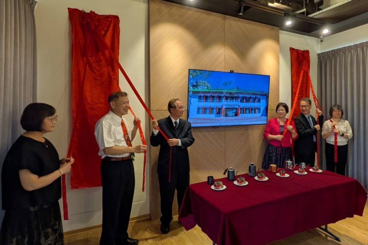 貴賓們為獻堂館楹聯揭聯