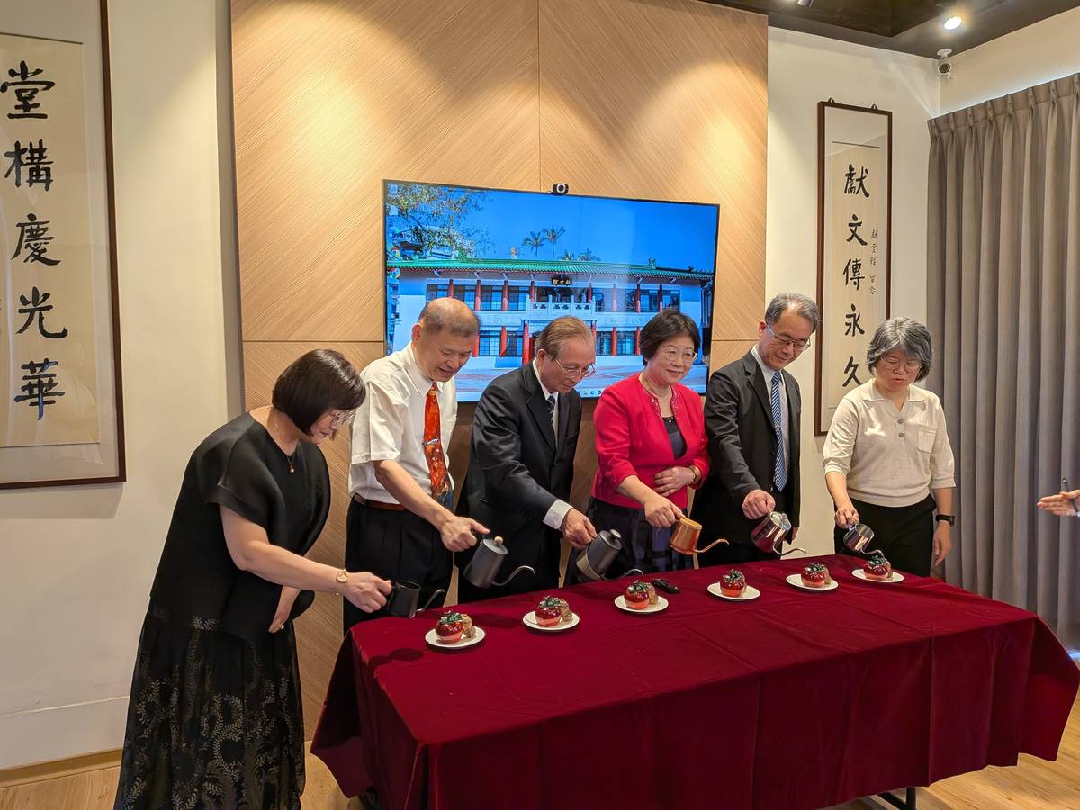 教育電臺表示，楹聯由華仲麐撰句、陳立夫落款的對聯「獻文傳永久，堂構慶光華」



