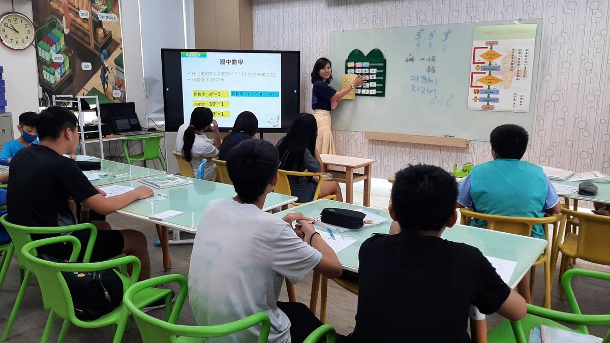 姜玲鳳向學生介紹三進位制轉換