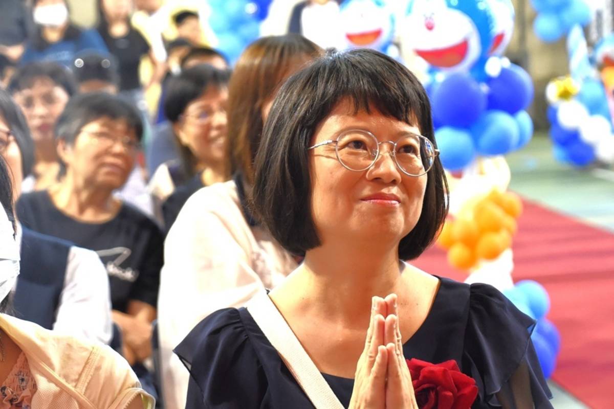 王金香校長期勉畢業生做一個有能量的人，用自己的生命故事滋養他人。