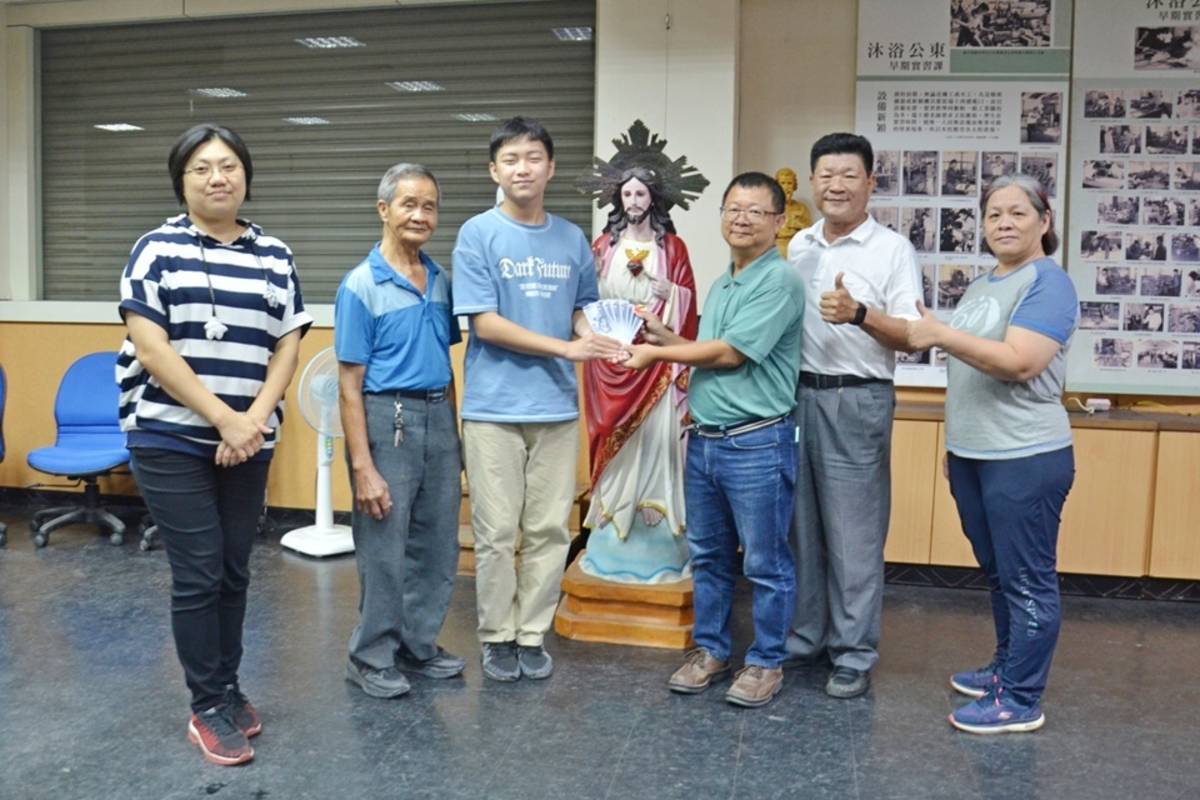 臺東縣私立公東高工114學年度完全免試入學新生報到，報到率達7成，報到現場，由電機科主任黃榮光頒發獎學金予學生代表江凱旋。