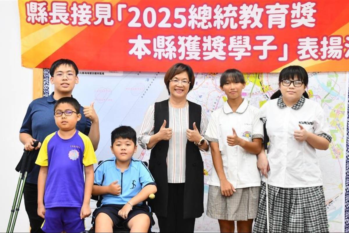 彰化縣5名總統教育獎得主與彰化縣長王惠美合影（圖源：彰化縣政府）