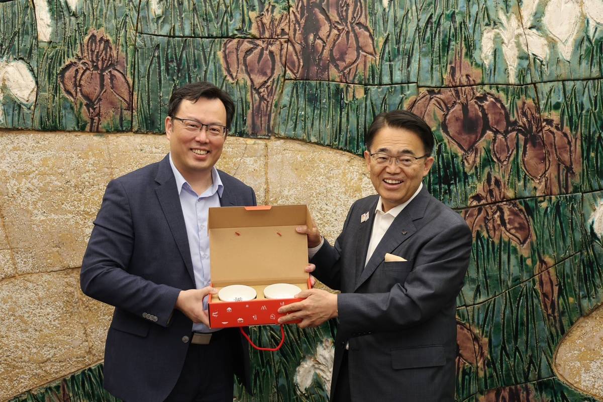 體育署鄭世忠署長(左)率員考察名古屋亞運後勤支援環境，並拜會愛知縣大村秀章知事（右），雙方互贈禮品，以示友好。(體育署提供)