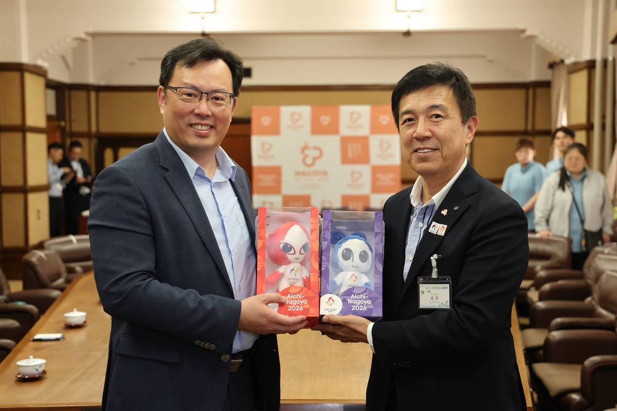 體育署鄭世忠署長（左）一行拜會名古屋市政府，並由名古屋市市長廣澤一郎（右）親自接待。(體育署提供)