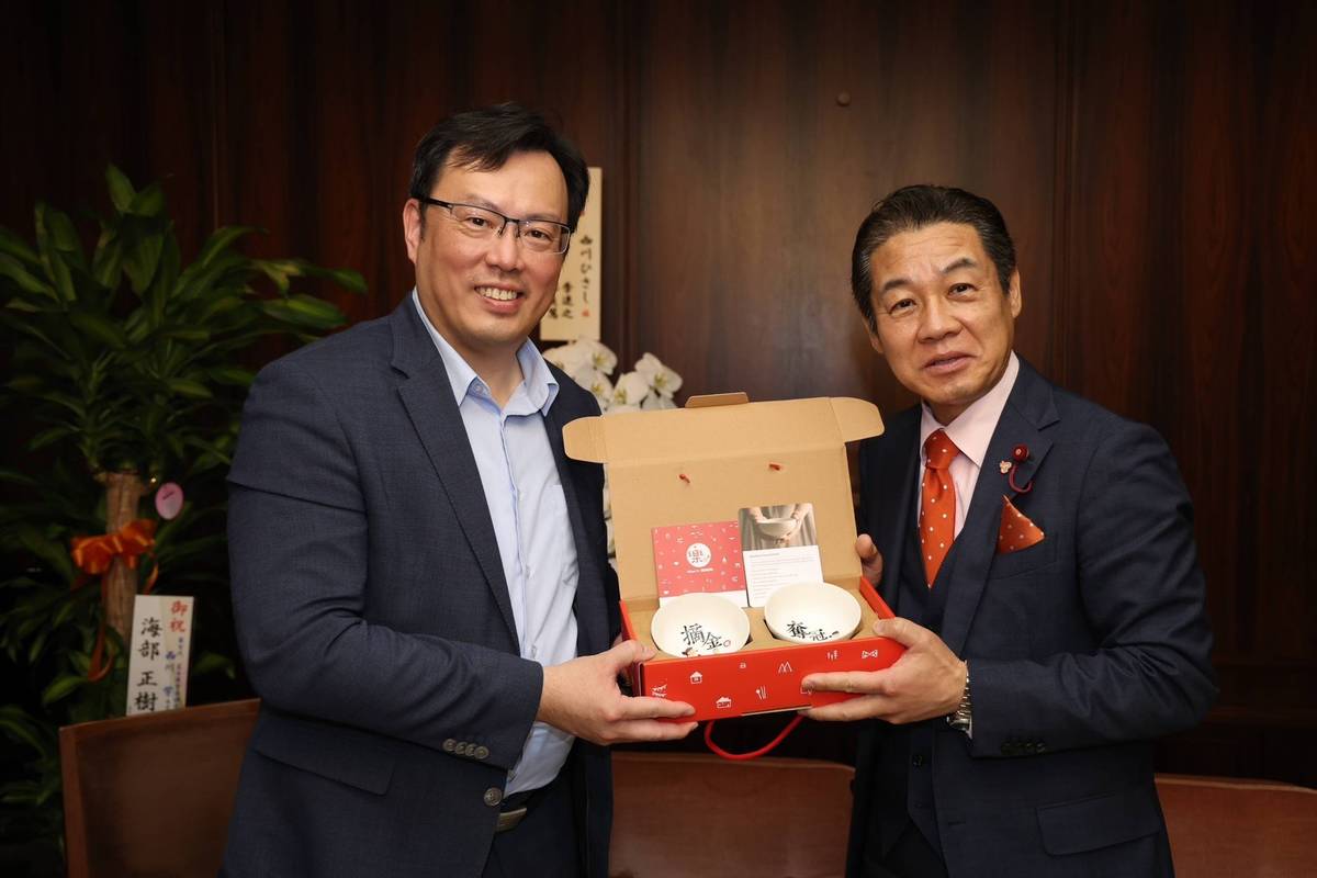 體育署鄭世忠署長（左）一行拜會名古屋市議會西川學議長（右），並互贈紀念品。(體育署提供)