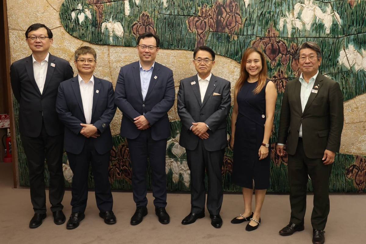 體育署鄭世忠署長(左3)偕同臺南市台日文化友好交流基金會一行拜會愛知縣大村秀章知事。 (體育署提供)