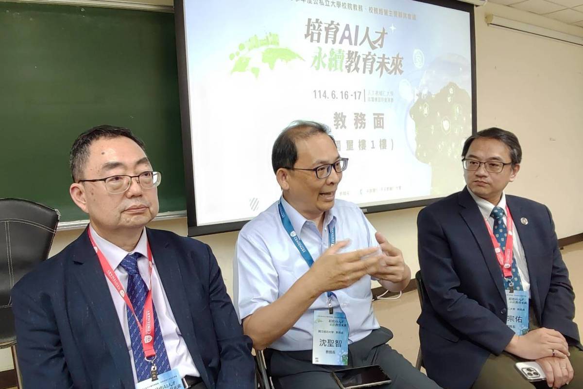 (左一)政大教務長林啓屏