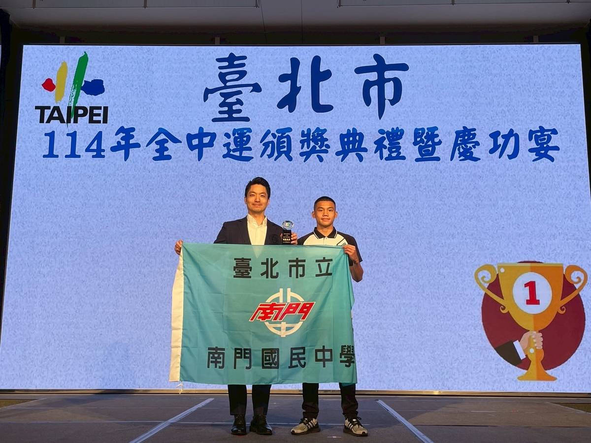 南門國中選手何秉昕在全中運游泳國男組50公尺蛙式獲得金牌並破大會紀錄，獲頒特殊紀錄獎盃


