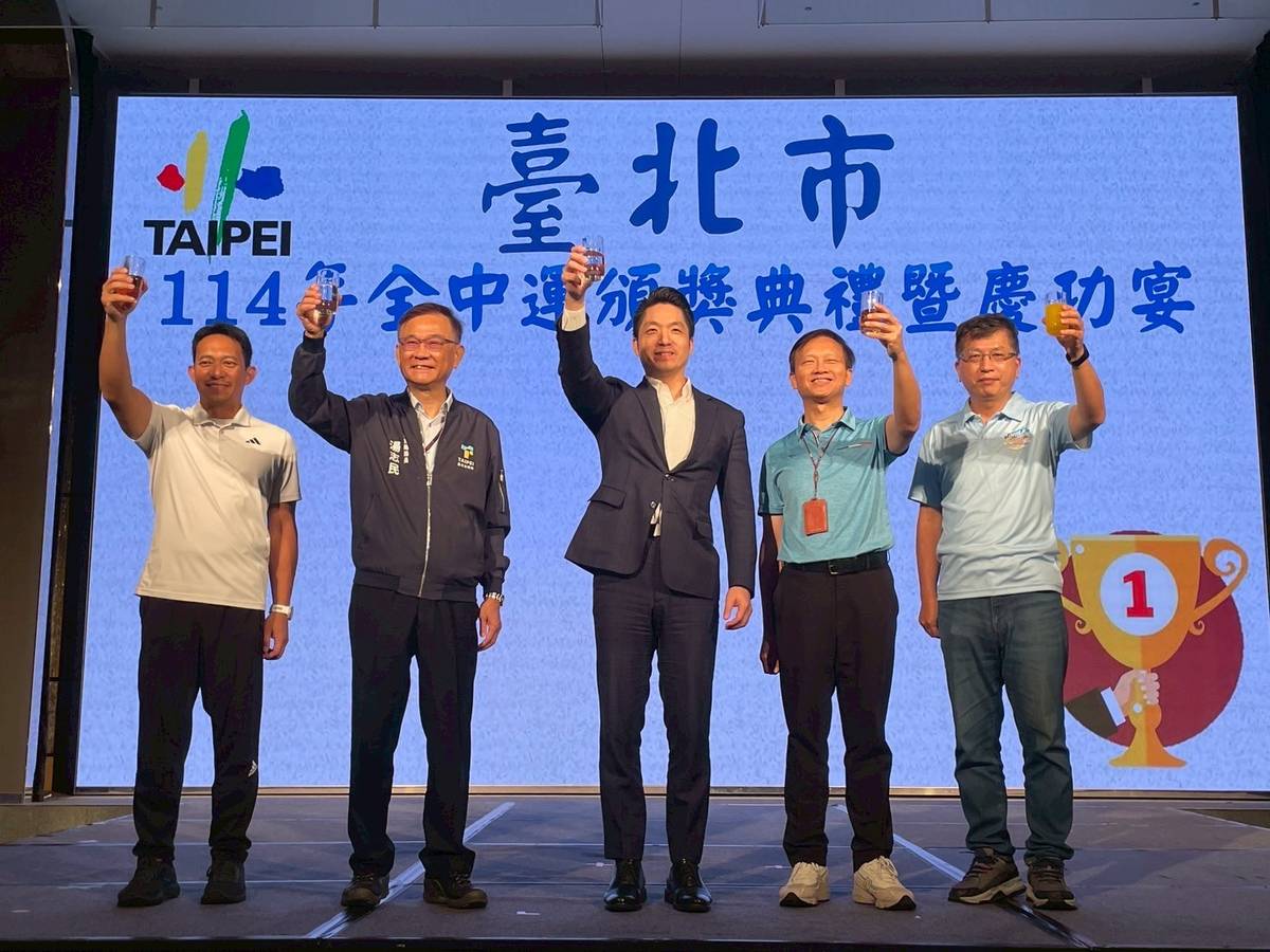 蔣萬安市長與教育局湯志民局長與臺北市全中運選手共享三連霸的榮耀