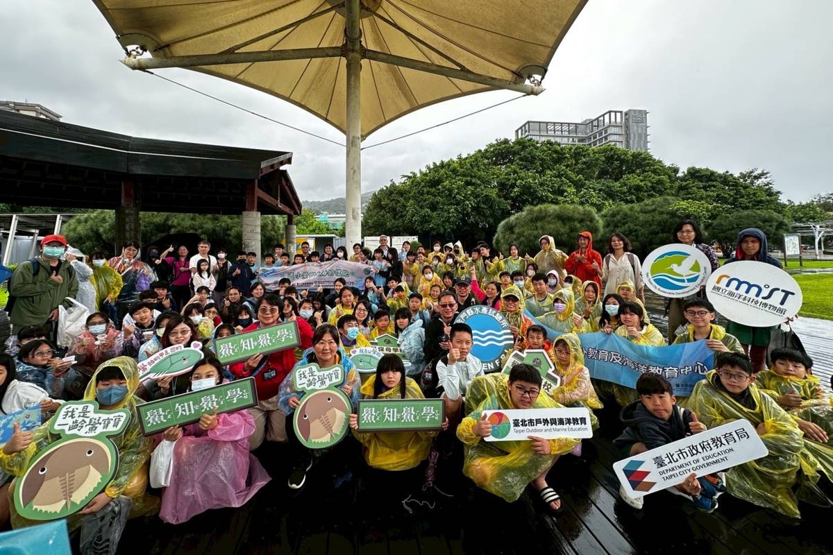 臺北市教育局「送小鱟回大海」活動以行動響應永續精神