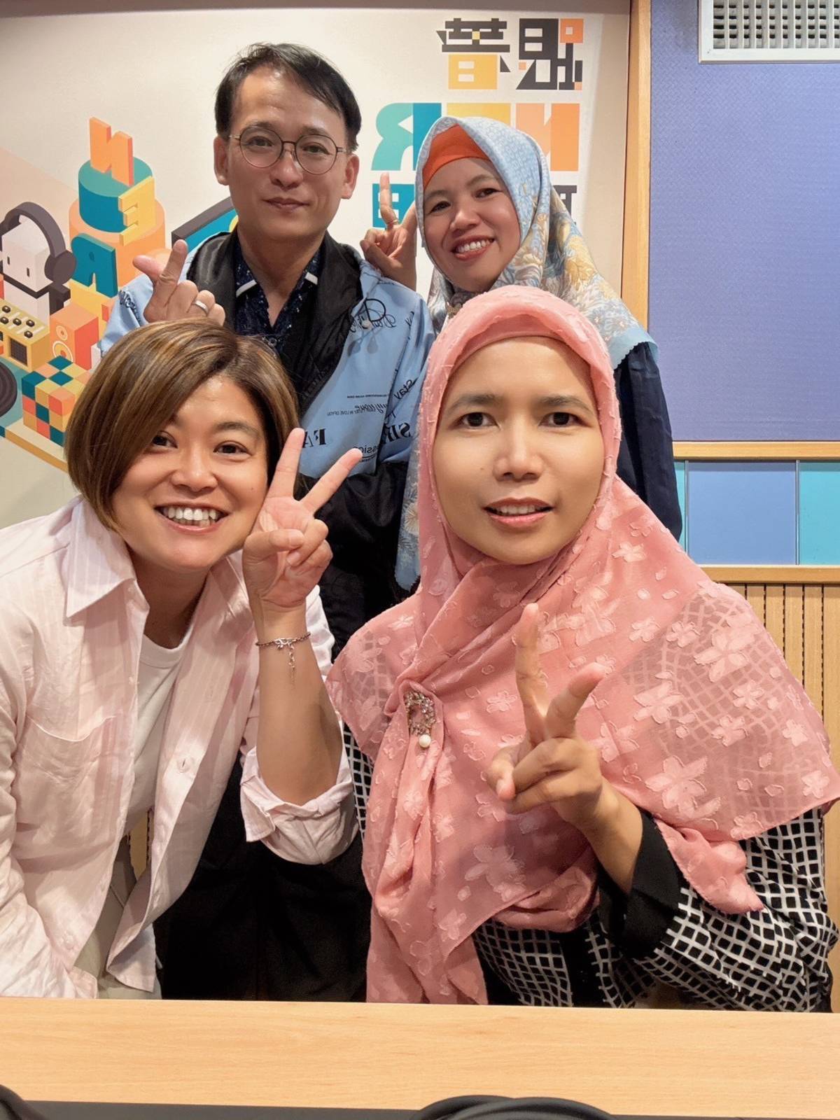 印尼裔新住民陳凱蒂與丈夫陳家耀和主持人合影