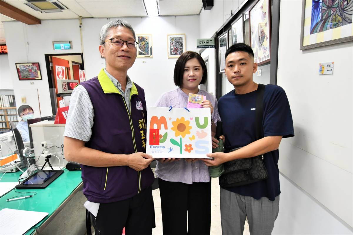 彰化縣民政處長劉玉平致贈禮物予童萌卡領取人（圖源：彰化縣政府）