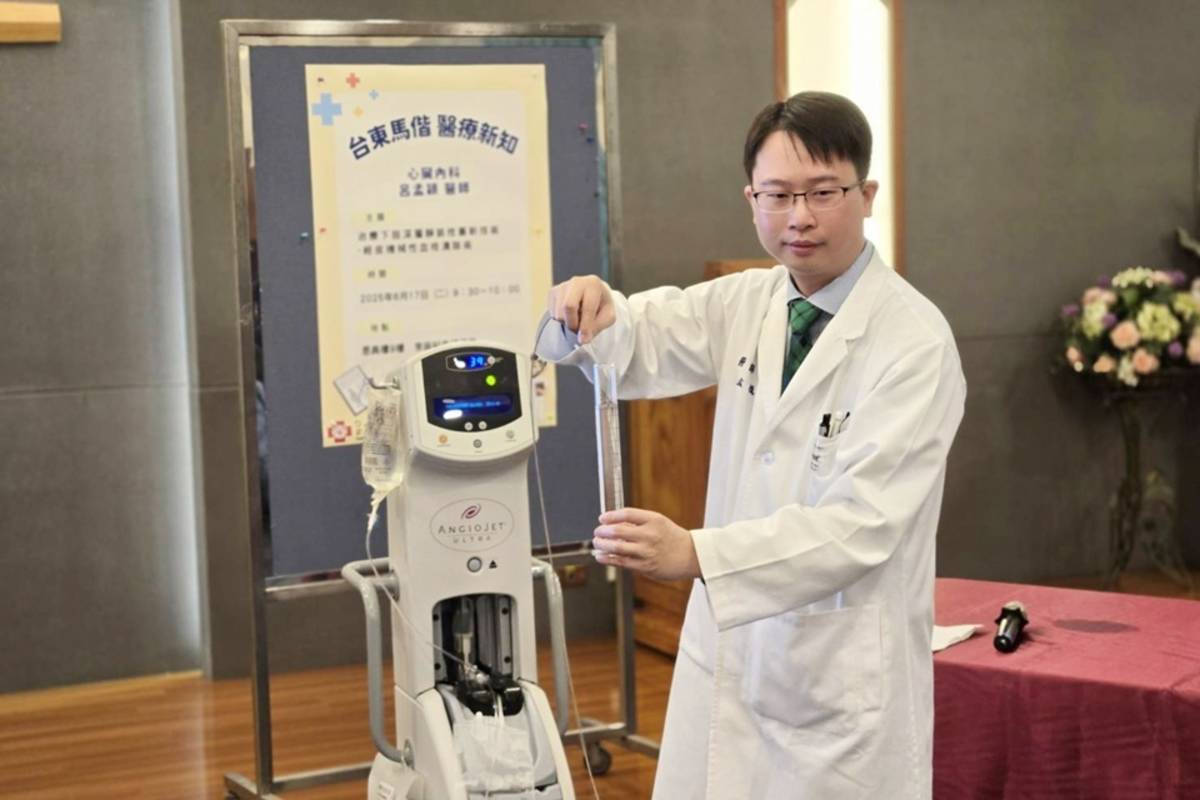 臺東馬偕心臟血管內科醫師呂孟穎說明治療下肢深層靜脈栓塞新技術。