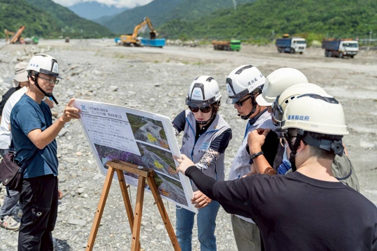 臺東縣長饒慶鈴率縣府建設及農業處團隊視察東64道路下邊坡災修、太麻里溪河道緊急疏濬工程及文里溪野溪疏濬狀況。