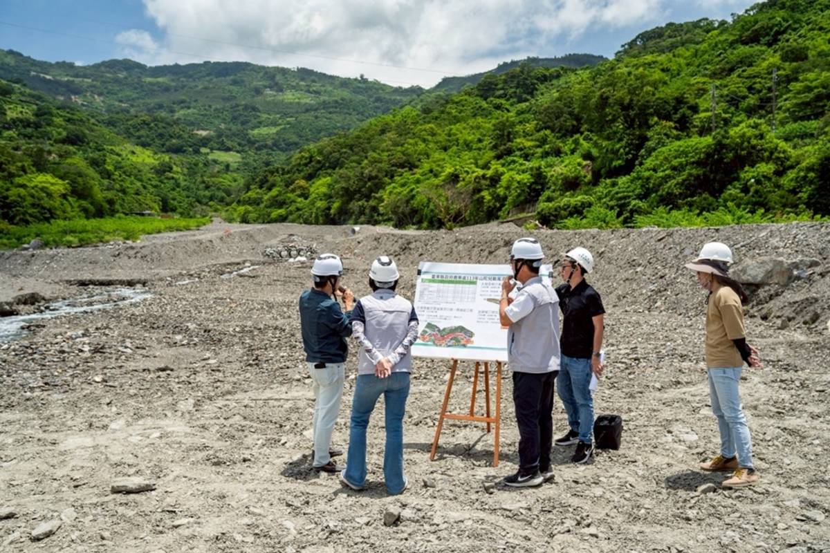 臺東縣長饒慶鈴率縣府建設及農業處團隊視察東64道路下邊坡災修、太麻里溪河道緊急疏濬工程及文里溪野溪疏濬狀況。