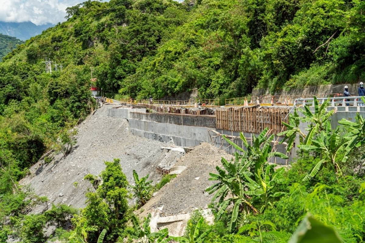 臺東縣長饒慶鈴率縣府建設及農業處團隊視察東64道路下邊坡災修、太麻里溪河道緊急疏濬工程及文里溪野溪疏濬狀況。