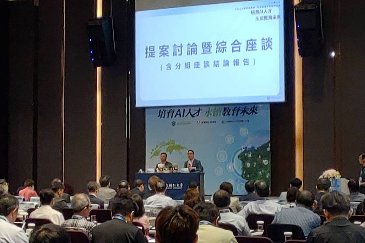 (台上右一)教育部高教司司長廖高賢