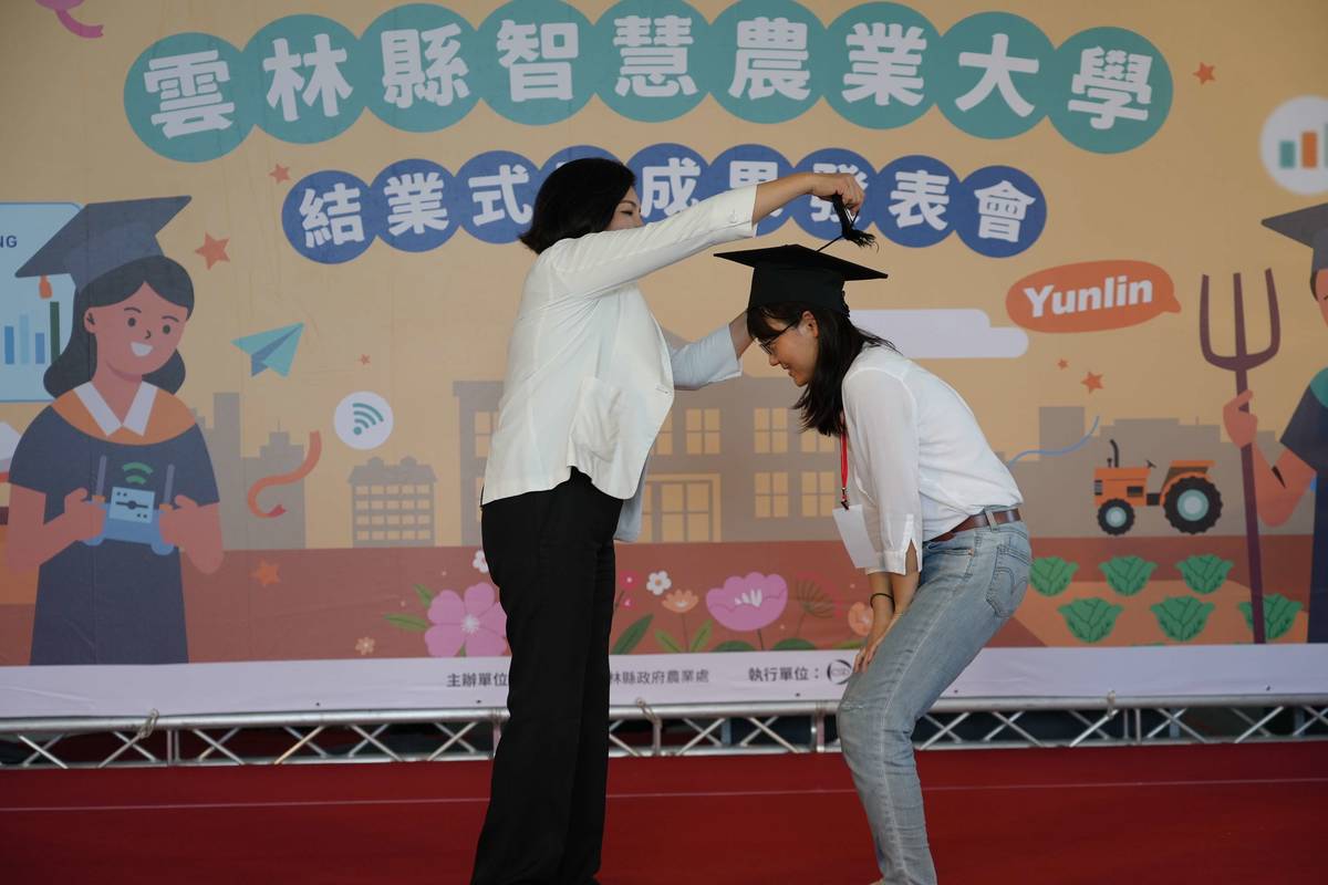 雲林縣長張麗善為結業學員撥穗（圖源：雲林縣政府）
