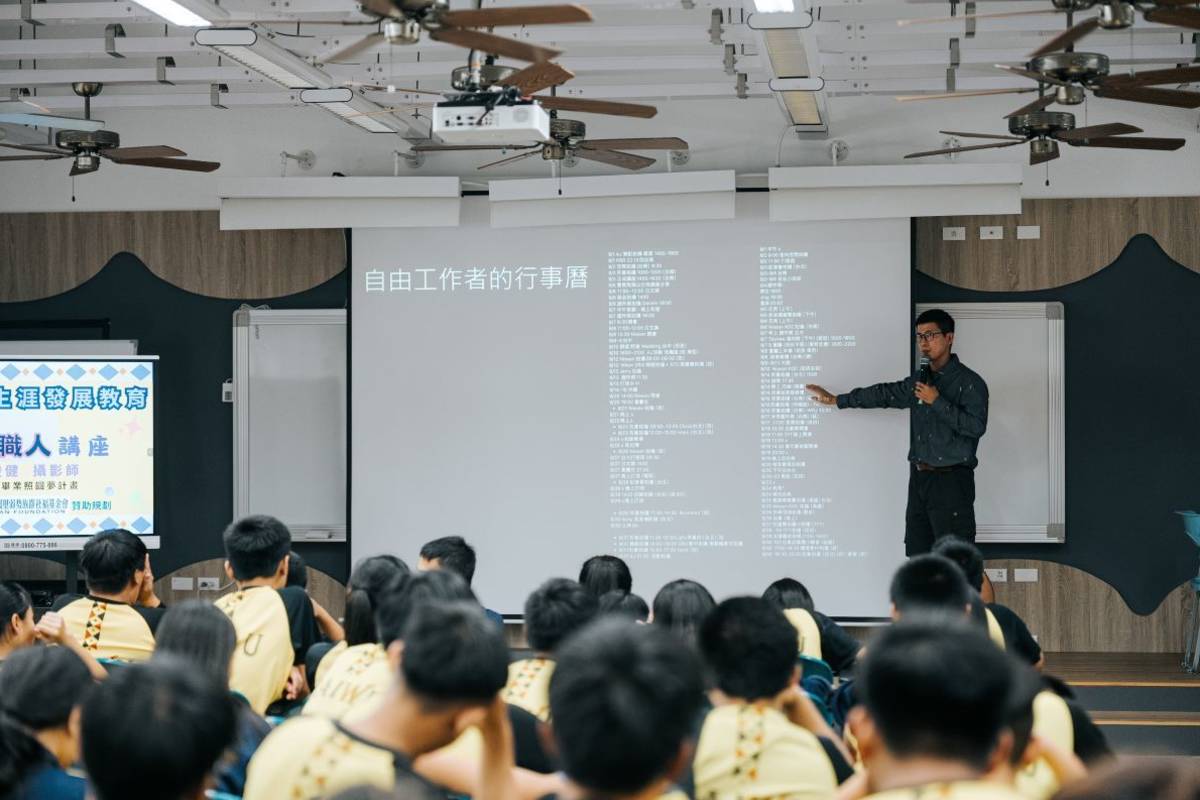 張峻健攝影師前進屏東縣立泰武國中，分享獨立攝影工作者多元且充滿挑戰的真實面貌