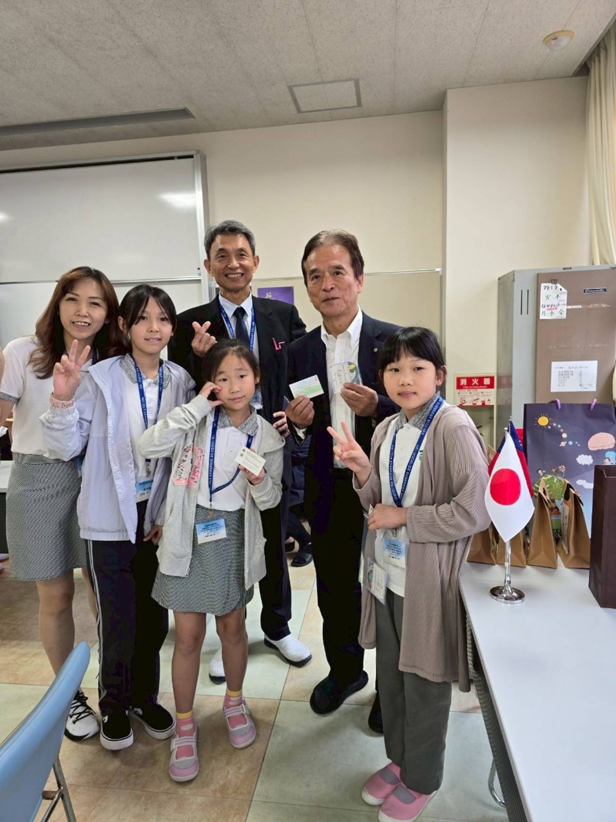 萬興學生將手繪賀年卡送給明星小學校校長(後排右一)