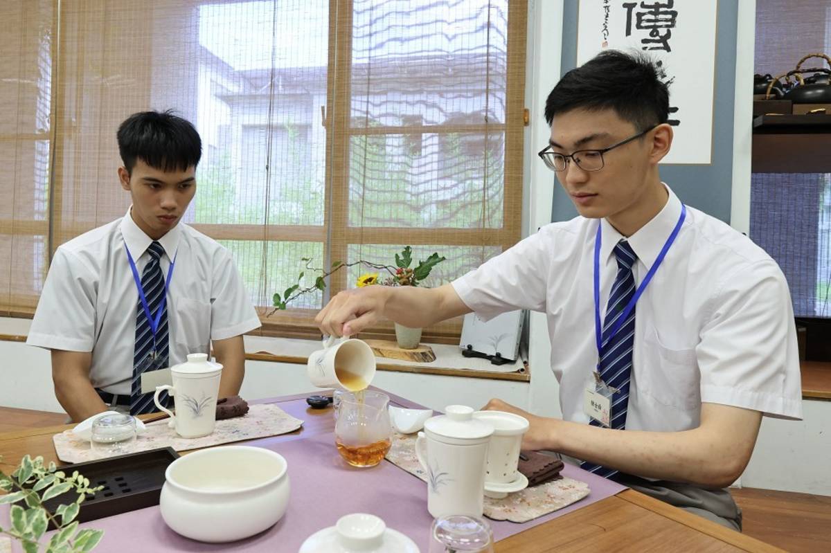 學生學習靜心泡茶