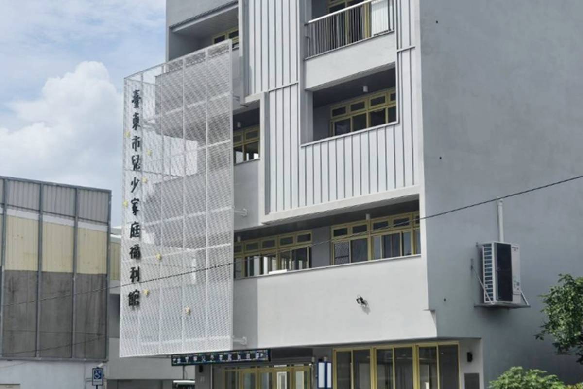 臺東縣長饒慶鈴今(18)日前往視察縣內包括「臺東部落大學文化傳習資源中心」、「樂齡社福大樓」、「兒少家庭福利館」等3項重點建設工程進度。