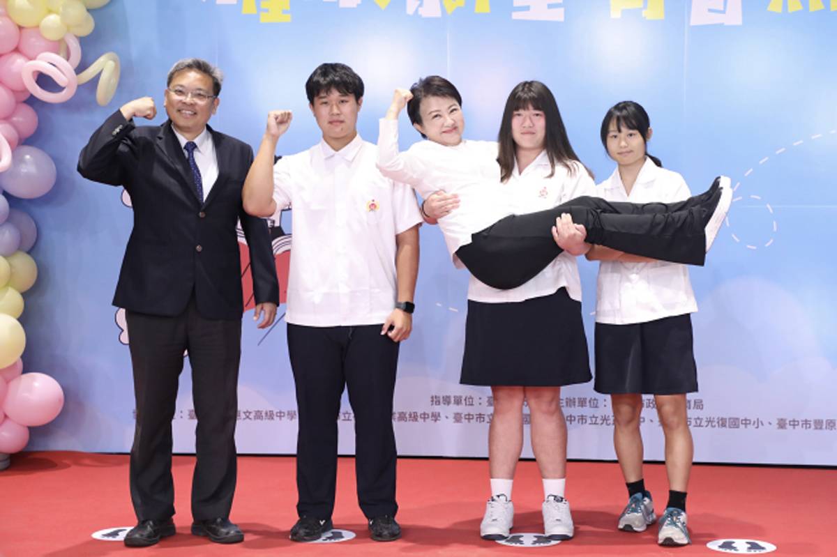 盧市長配合擺超俏皮pose