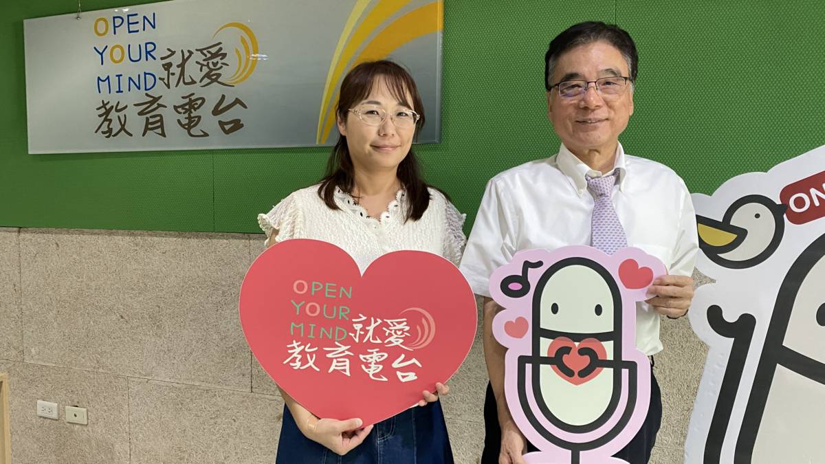 黃伊文醫師(右)為大家更新新冠肺炎在國內的現況