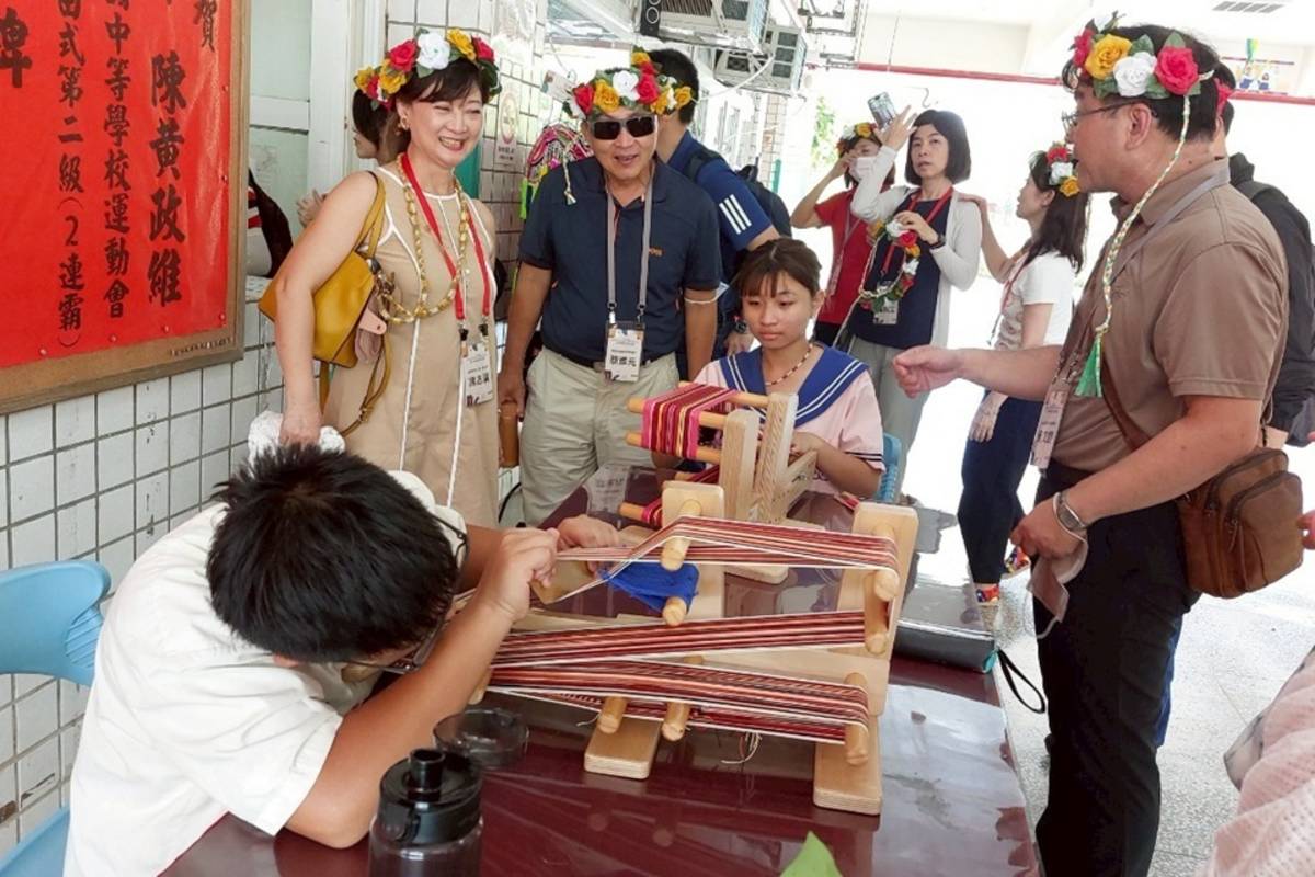 高雄市教育局長吳立森今(19)日率60多位中小學校長組團到臺東參訪，展開美感培訓的實地踏查，首站行程為臺東縣立卑南國中。