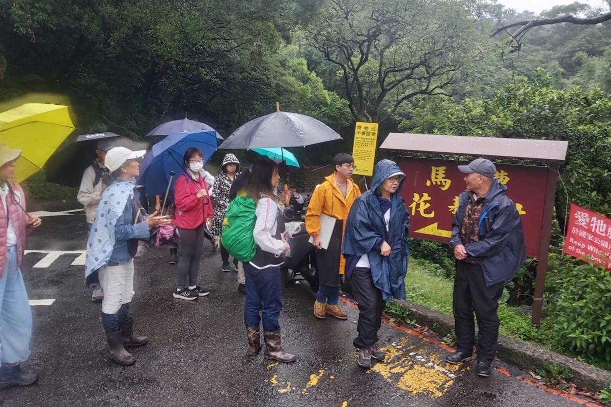 「認識臺灣獼猴」駐站宣導，志工向民眾解說獼猴習性