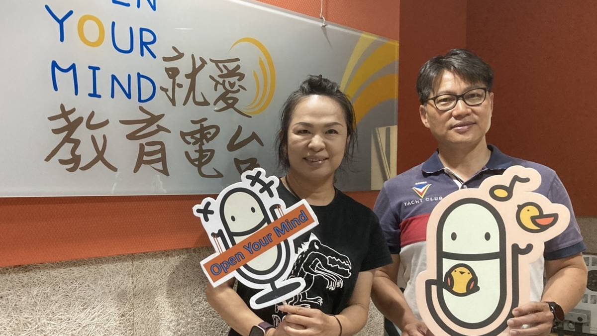 林淑玲執行長於錄音室與主持人合影