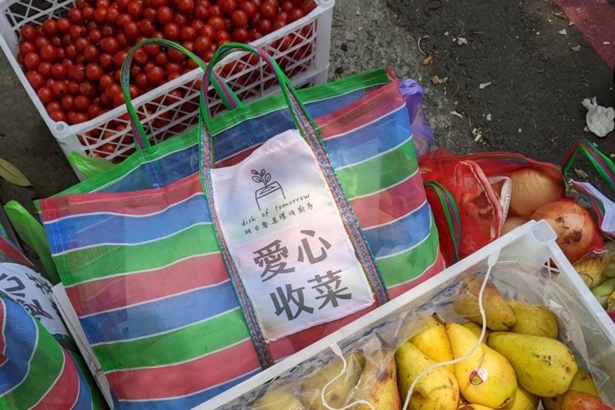 「明日餐桌」團隊，帶領學員前往市場收集醜蔬果