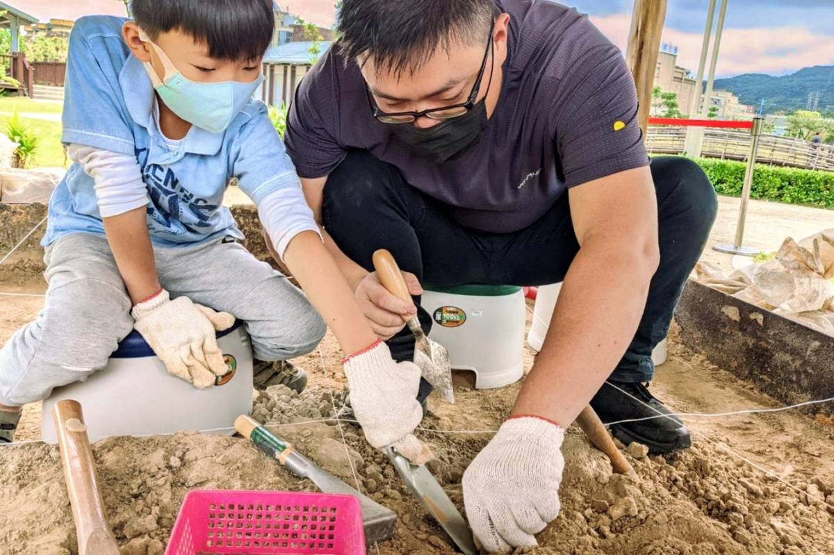 十三行博物館與成功大學考古學研究所聯手舉辦「仁里遺址考古體驗親子營」，帶領親子親身體驗考古發掘完整流程