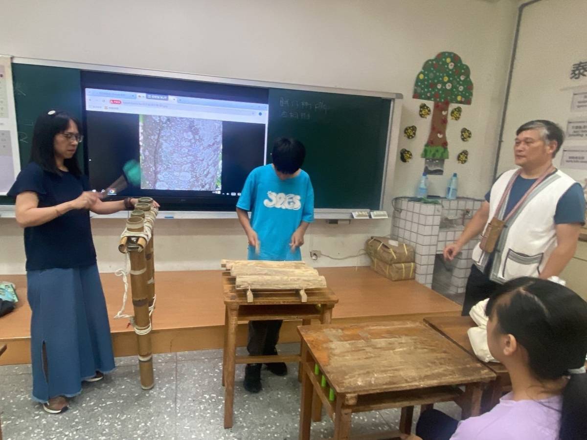 新竹縣上舘國小在沉浸式族語課程中體驗與學習泰雅族傳統樂器-口簧琴和竹琴 (教育部提供)