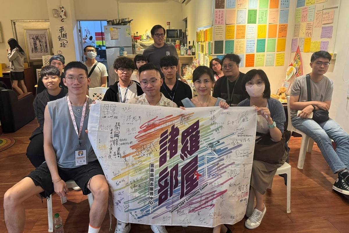 謝宜達同學(左1)與單位夥伴辦理多元性別講座 (教育部提供)