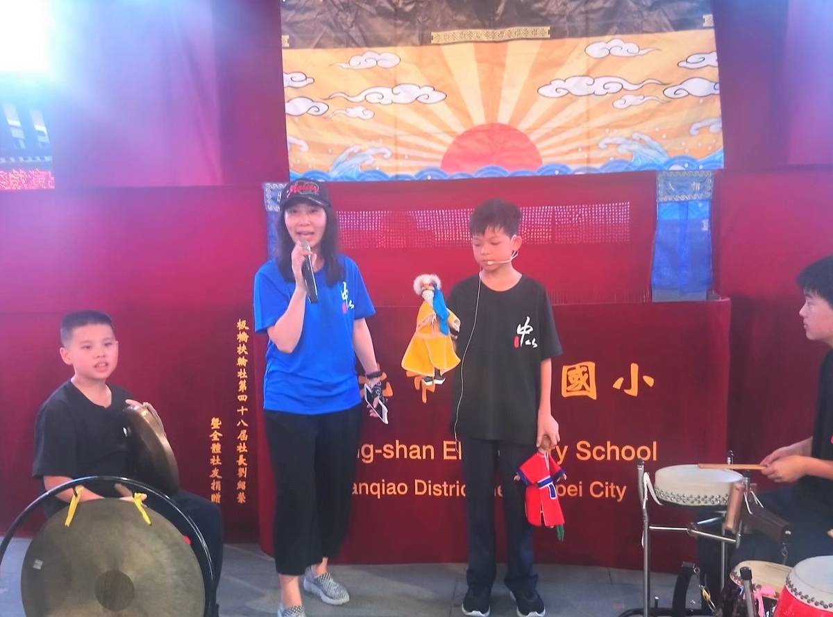 許吟如主任帶領中山掌中劇團全省各地街頭演出